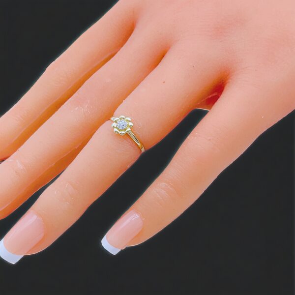 Anillo baby solido en un tono con zirconias blancas zise 3” peso 1.1gr precio $88.00 2 piezas disponibles_