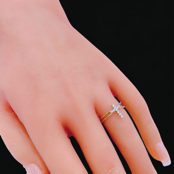 Anillo solido religioso de cruz con zirconias blancas size 7” peso 1.3gr precio $104.00 disponible 1 pieza_