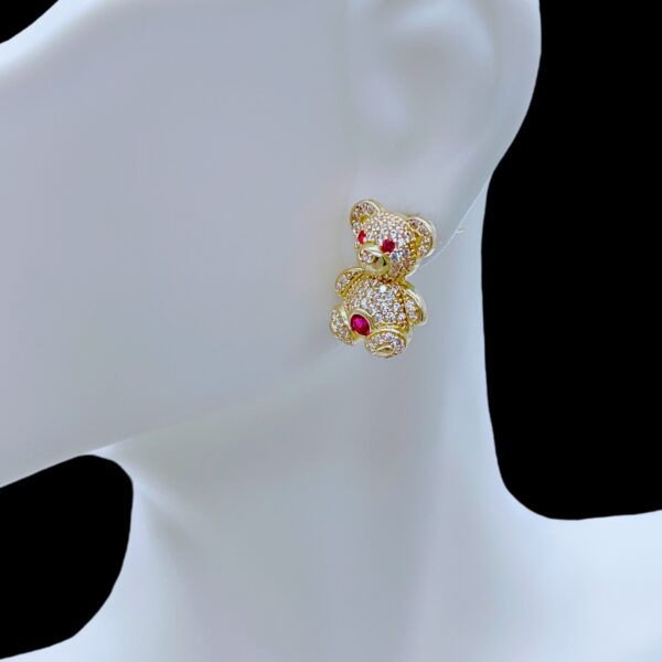 Aretes pequeños de oso con zirconias y panza color fucsia peso 3.8gr precio $304.00 1 pieza disponible_