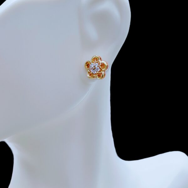 Aretes pequeños en dos tonos amarillo y rose gold con zirconias peso 2.3 gr precio $184.00 1 pieza disponible_