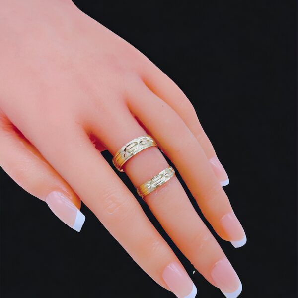 Dúo de anillos de matrimonio sólidos en un tono Size dama 6 1_2” Size caballero 9 1_2” peso 6.4gr precio $512.00 disponible 1 pieza_