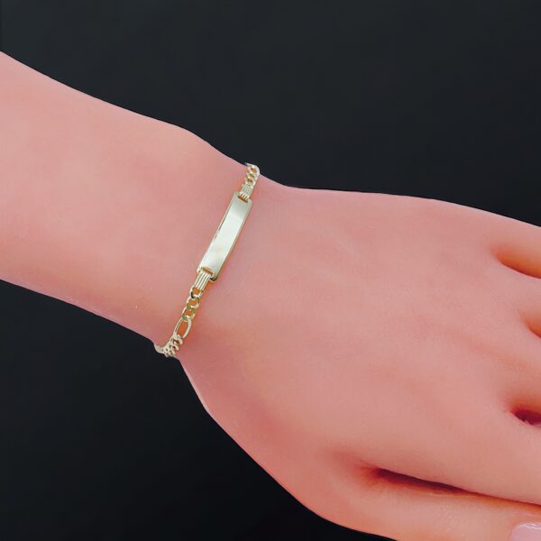BR006 Esclava baby peso medio estilo fígaro en un tono con placa size 6" 3.1gr precio $310.00 1 pieza