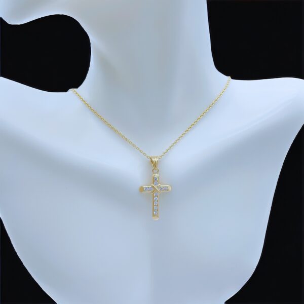 Gargantilla en un tono peso medio con medalla de cruz en un tono con zirconias blancas 3.2gr size 18” precio $256.00 1 pieza disponible_