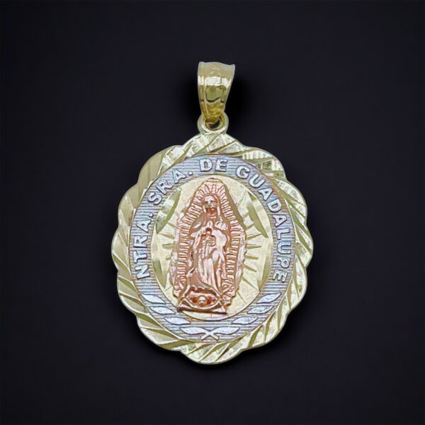 Medalla religiosa solida en tres tonos de la virgen peso 3.3gr precio $264.00 1 pieza disponible_