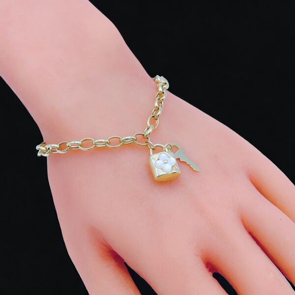 BR020 Pulsera peso medio para dama inspirado en un solo tono size 7” peso 5.8gr precio $570.00 disponible 1 pieza_