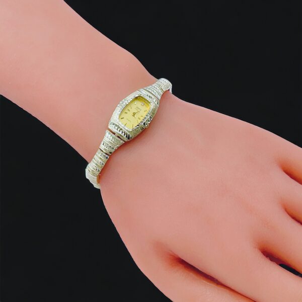 Reloj dama solido un tono con pila size 7 1_4” peso 14.9 gr precio $1,391.00 disponible 1 pieza_