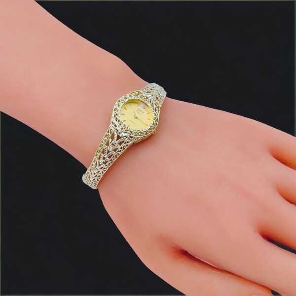 Reloj dama solido un tono con pila size 7” peso 16.2 gr precio $1,508.00 disponible 1 pieza