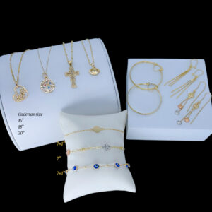 PQT001 Paquete numero 1 cadenas size 18'',20'', pulseras size 7'',7+1'', aretes largos en 3 tonos y arracadas en tres tonos, peso 23.2gr $1,914.00, 14pzs.